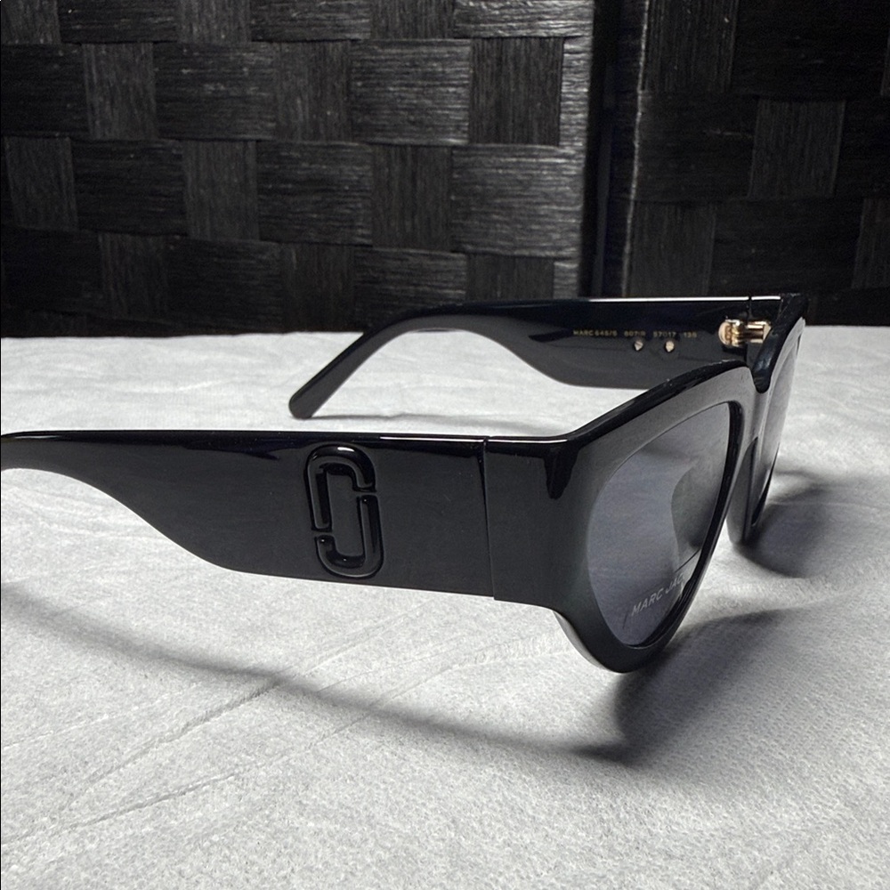 Marc Jacobs NYC  Black Cat-Eye Sunglasses - Picture 2 of 5